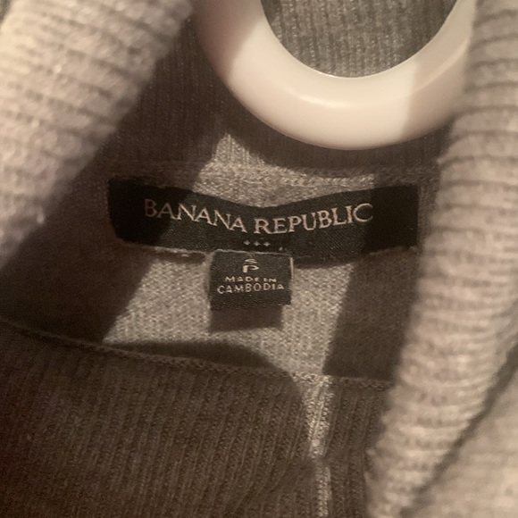 Fabulous Banana Republic Light Grey Turtleneck Soft  Luxury Blend SZ Small - Picture 3 of 5